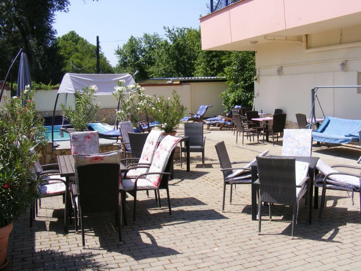 Hotel Pelikan Ходмезёвашархей Экстерьер фото